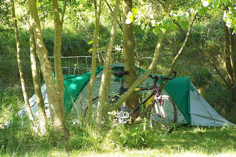 Emplacement calme spacieux et ombragé au camping pour de vrais vacances en pleine nature 